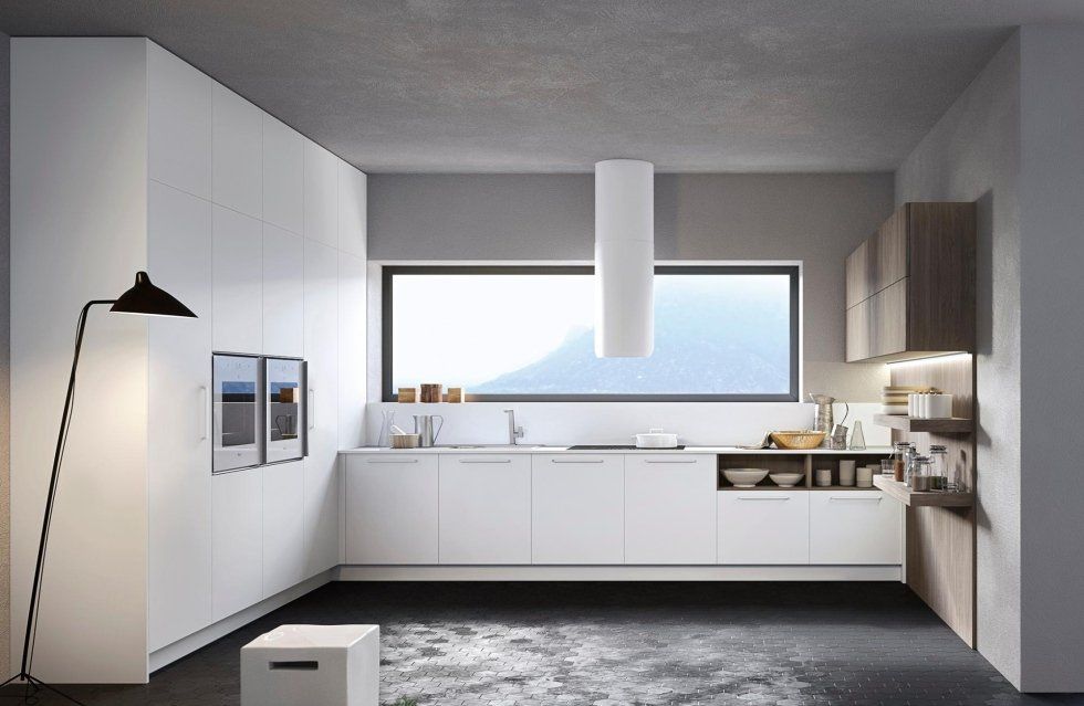 Cucina con mobili bianchi