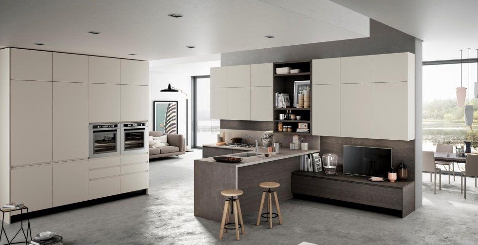 Cucina con tavolo e sgabello