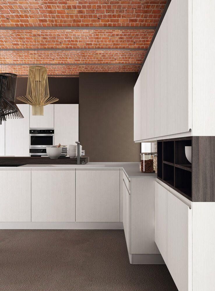 Cucina con mobili bianchi