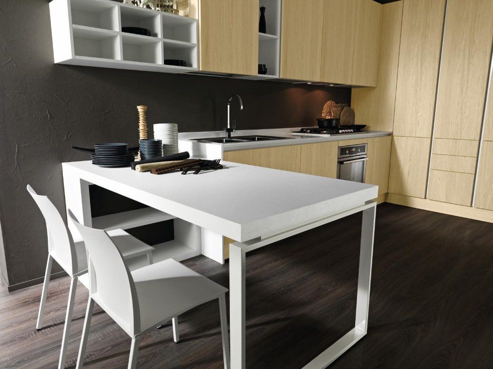 Cucina classica con tavolo bianco