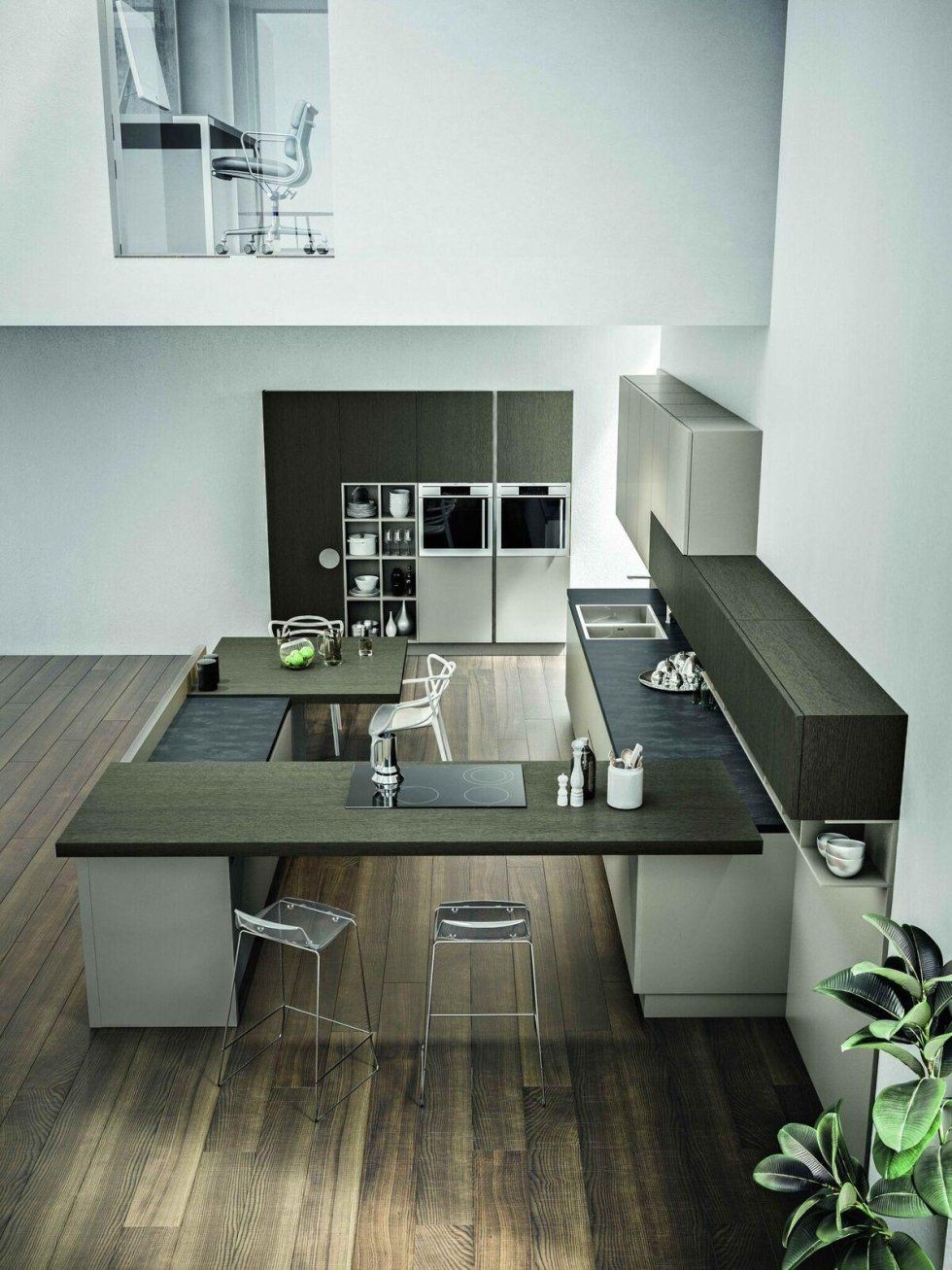 Cucina classica con mobili in legno scuro