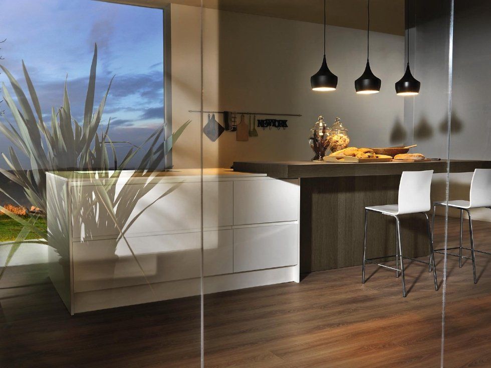 Cucina moderna con tavolo