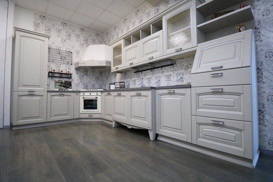 Cucina tradizionale con mobili bianchi