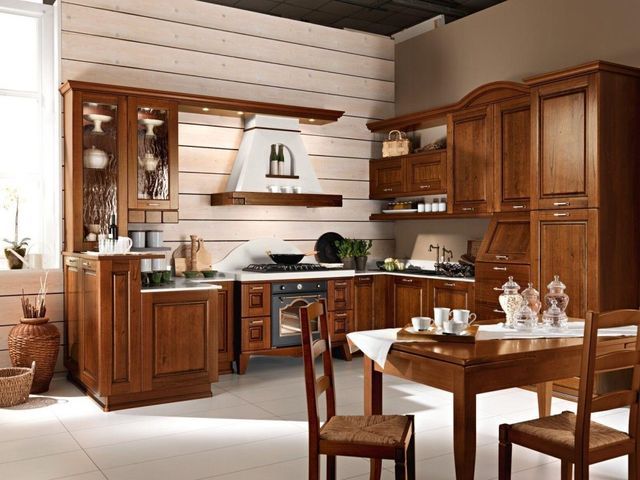 Cucina classica con tavolo