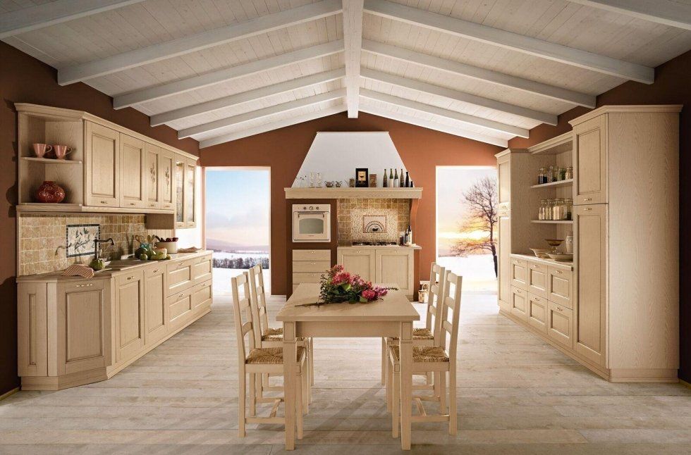 Cucina classica con tavolo e sedie