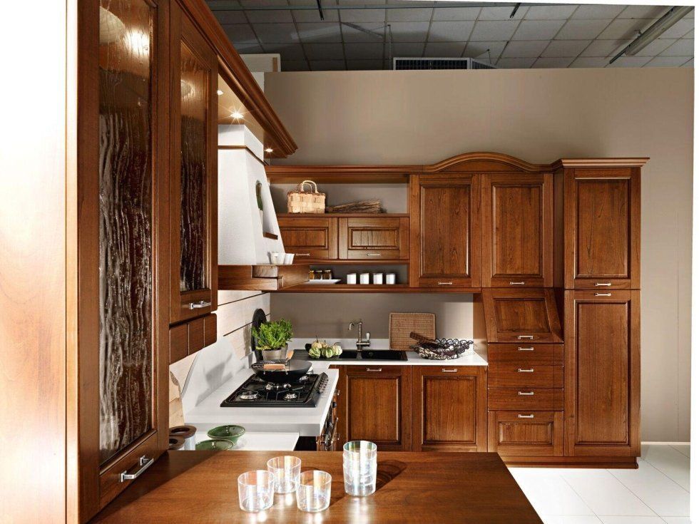 Cucina classica con mobili scuri