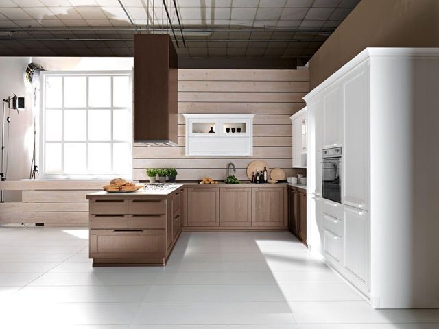 Cucina tradizionale con mobili bianchi