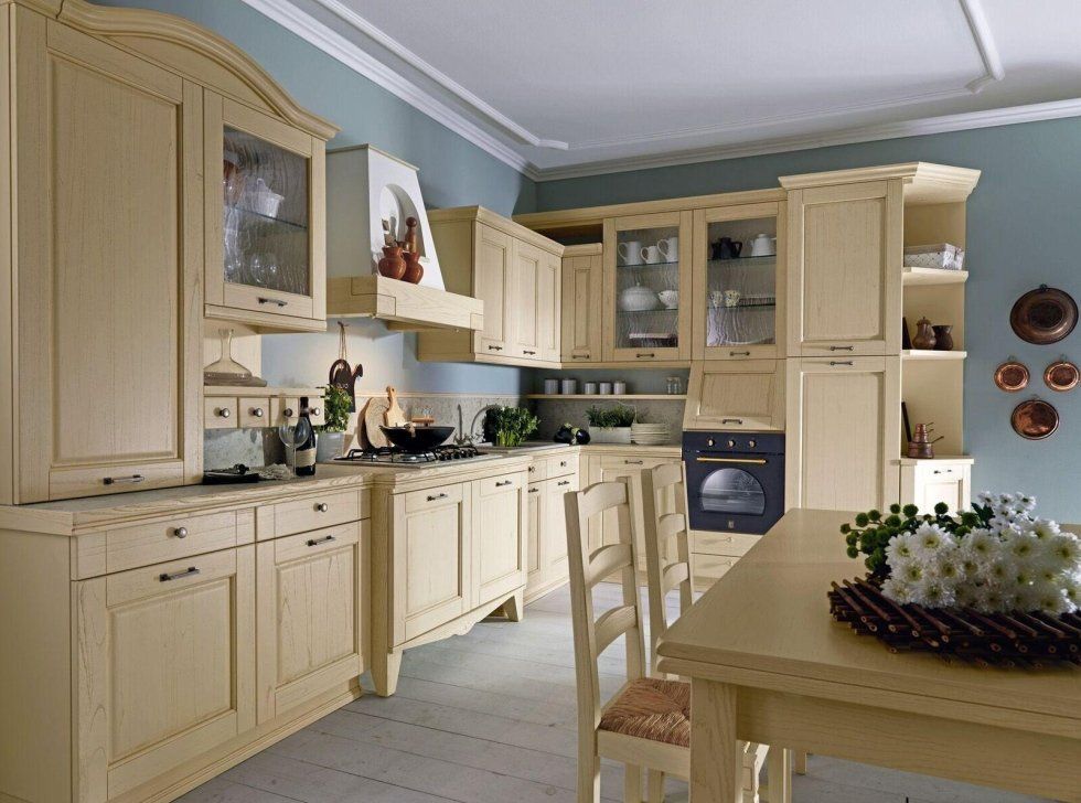 Cucina tradizionale con mobili in legno chiaro