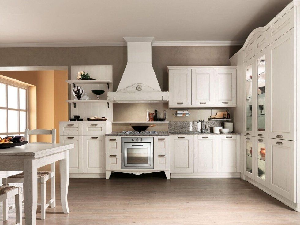 Cucina tradizionale con cappa bianca