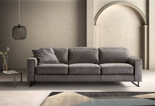 Divano grigio a tre posti