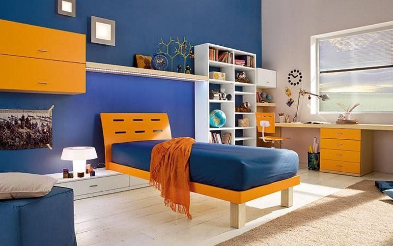 cameretta in tonalità blu e arancio