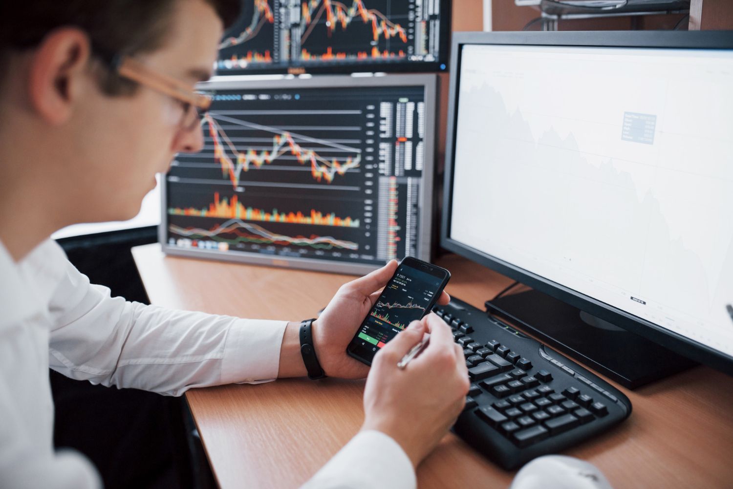 O que considerar na contabilidade antes de investir na bolsa ou abrir uma filial fora do Brasil