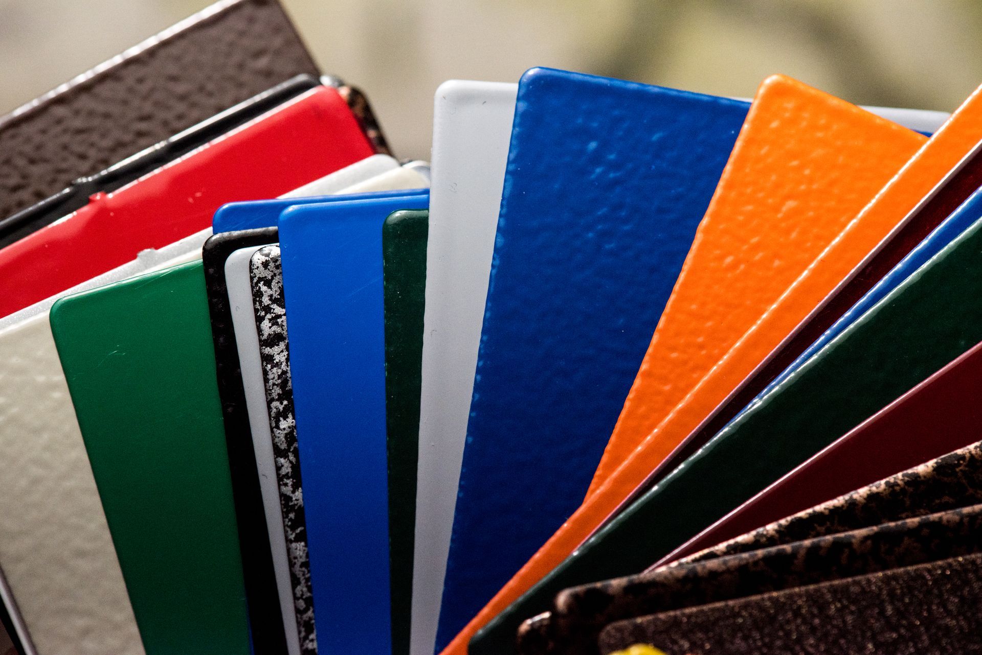 Color swatches in various glossy finishes, including red, blue, green, and orange.