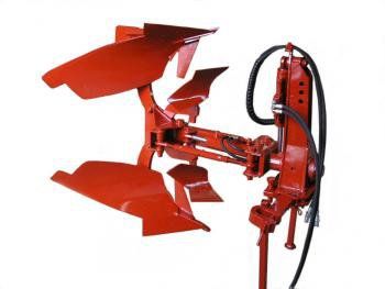 Reversible plows - tipping and hydraulic movement