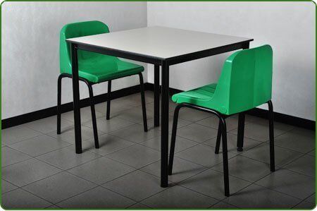 tavolo e sedie verdi da mensa