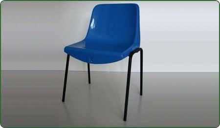 sedia blu in plastica da mensa