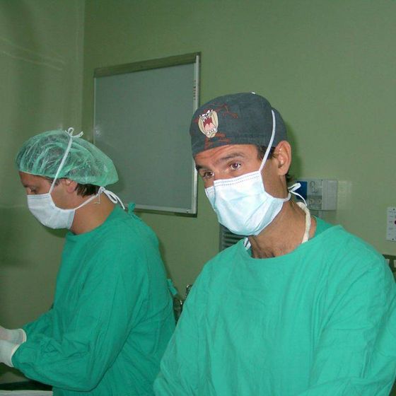 chirurgo durante intervento in ospedale da campo