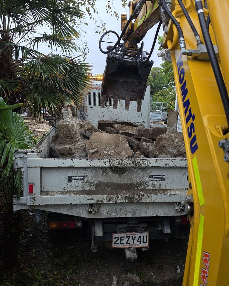 A komatsu truck with a license plate that says 2ezy4u