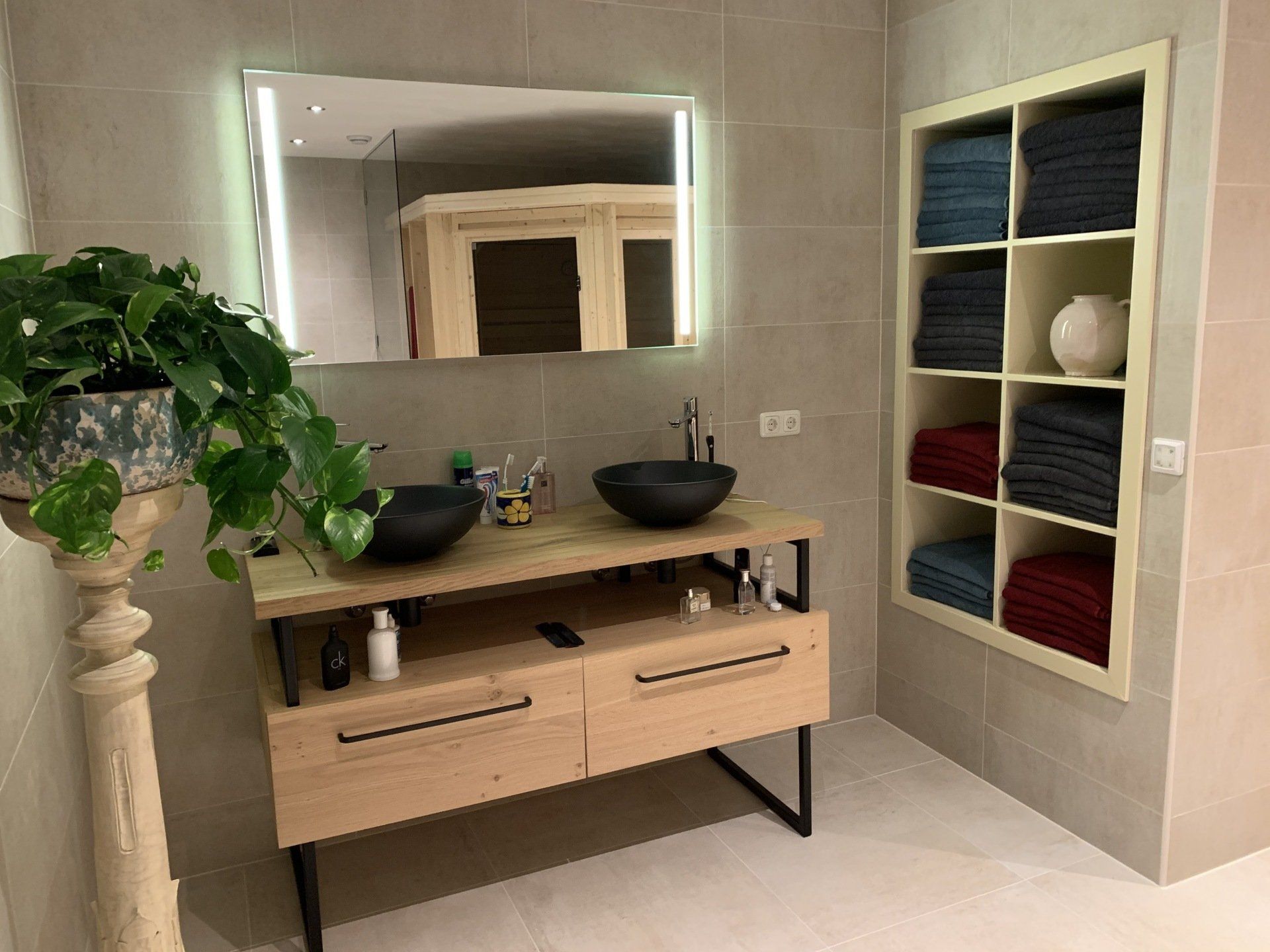 Industrieel badkamermeubel van staal en eiken. De lengte van het meubel is 140 cm en het meubel is voorzien van 2 lades.