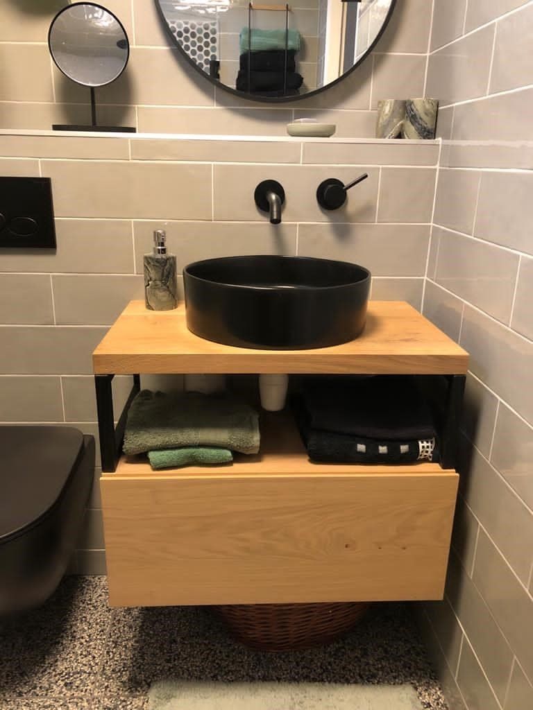 Eiken badkamermeubel of wastafelmeubel met een breedte van 80 cm. Door de praktische lade ontstaat er voldoende opbergruimte. Het meubel wordt door ons met stalen details afgewerkt, voor een industriële uitstraling.