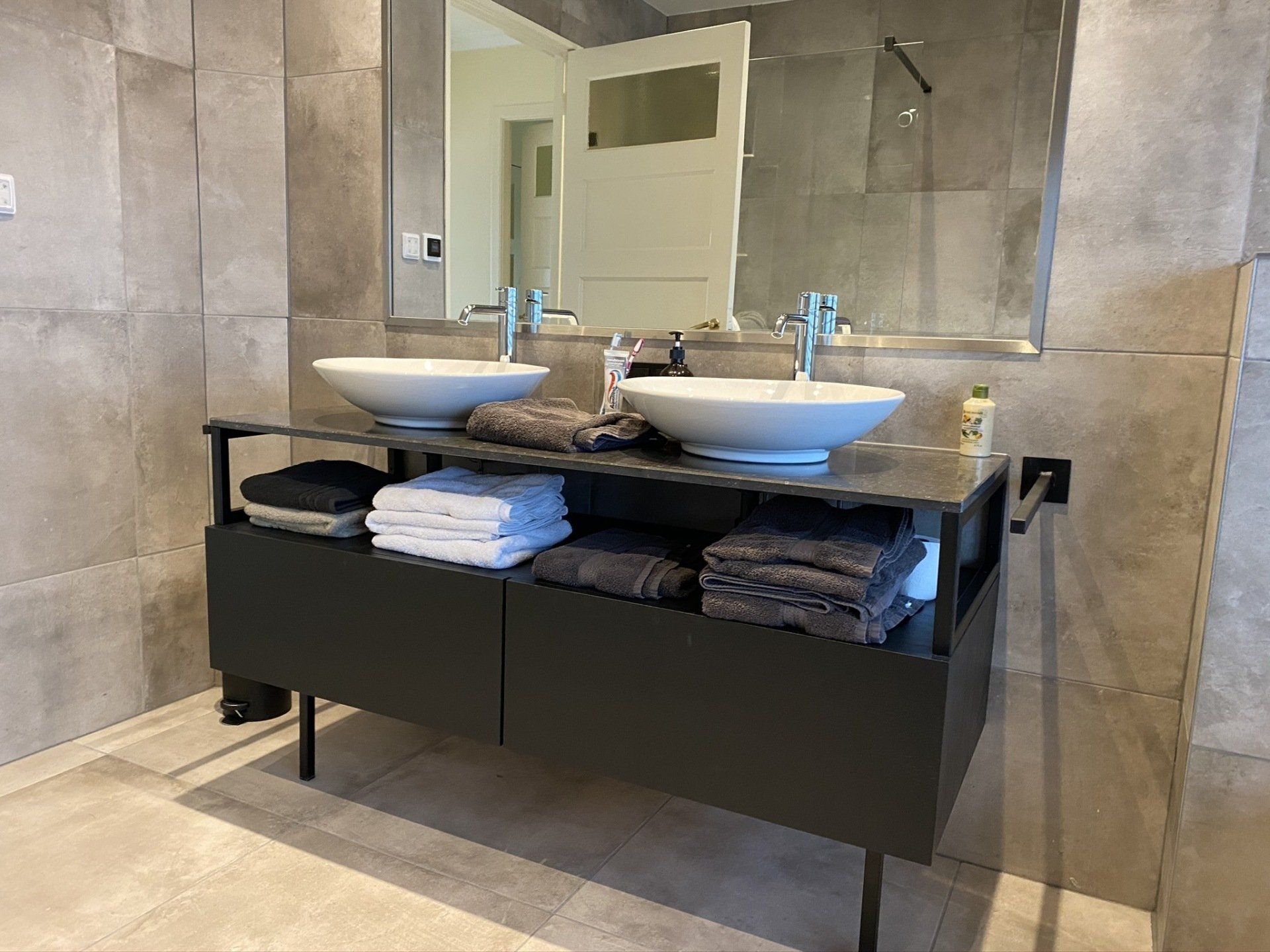 Mat-zwart eiken badkamermeubel. Dit meubel is uitgevoerd met 2 lades en voorzien van een natuurstenen bovenblad. Uiteraard is dit meubel ook te combineren met een eiken of mat-zwart eiken bovenblad.