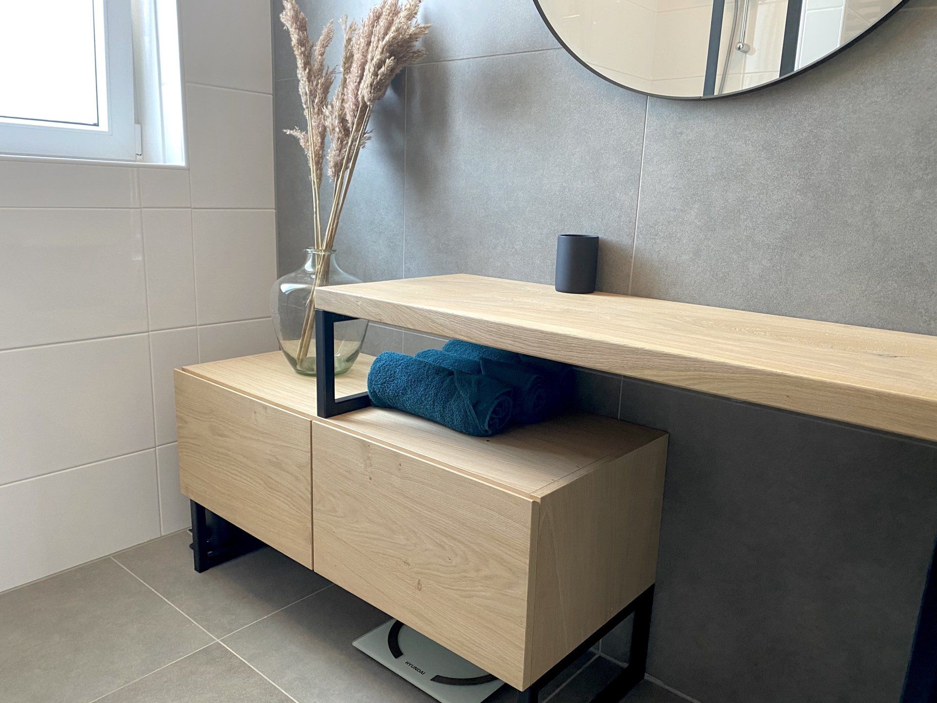 Naturel eiken badkamermeubel voorzien van 2 soft-close lades. Door het meubel te voorzien van stalen pootjes, hoeft deze niet aan de muur te worden opgehangen. Door het 'uitschuif' element is de lengte van het meubel variabel.