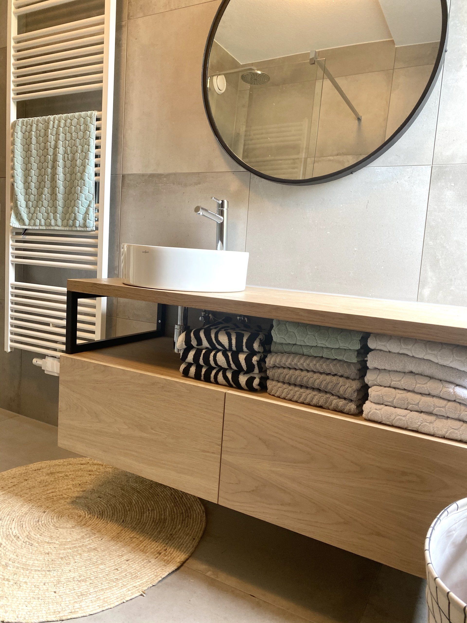 Eikenhouten wastafelmeubel of badkamermeubel met witte waskommen, op maat gemaakt