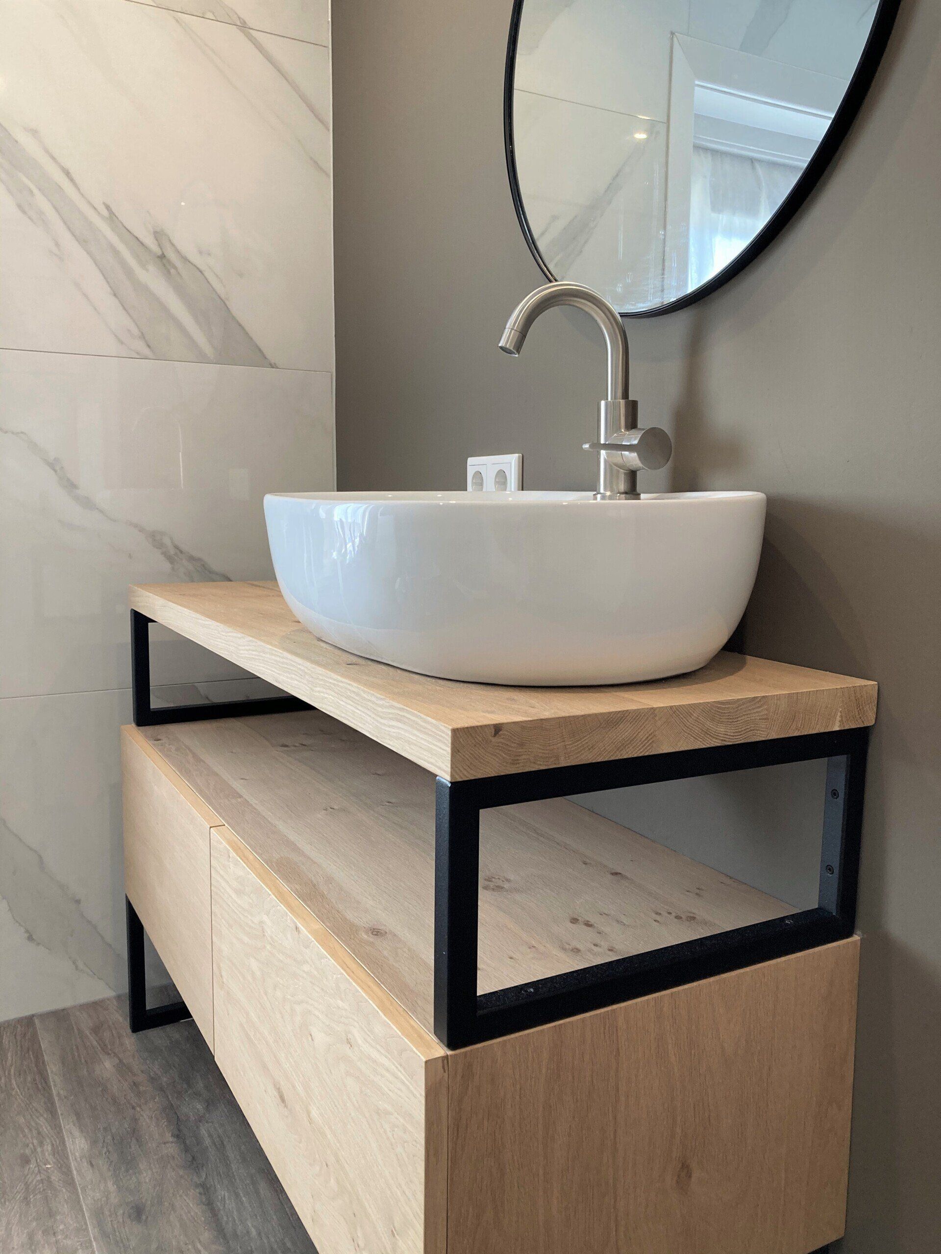 Eikenhouten badkamermeubel of wastafelmeubel van 120 cm breed, voorzien van een witte waskom