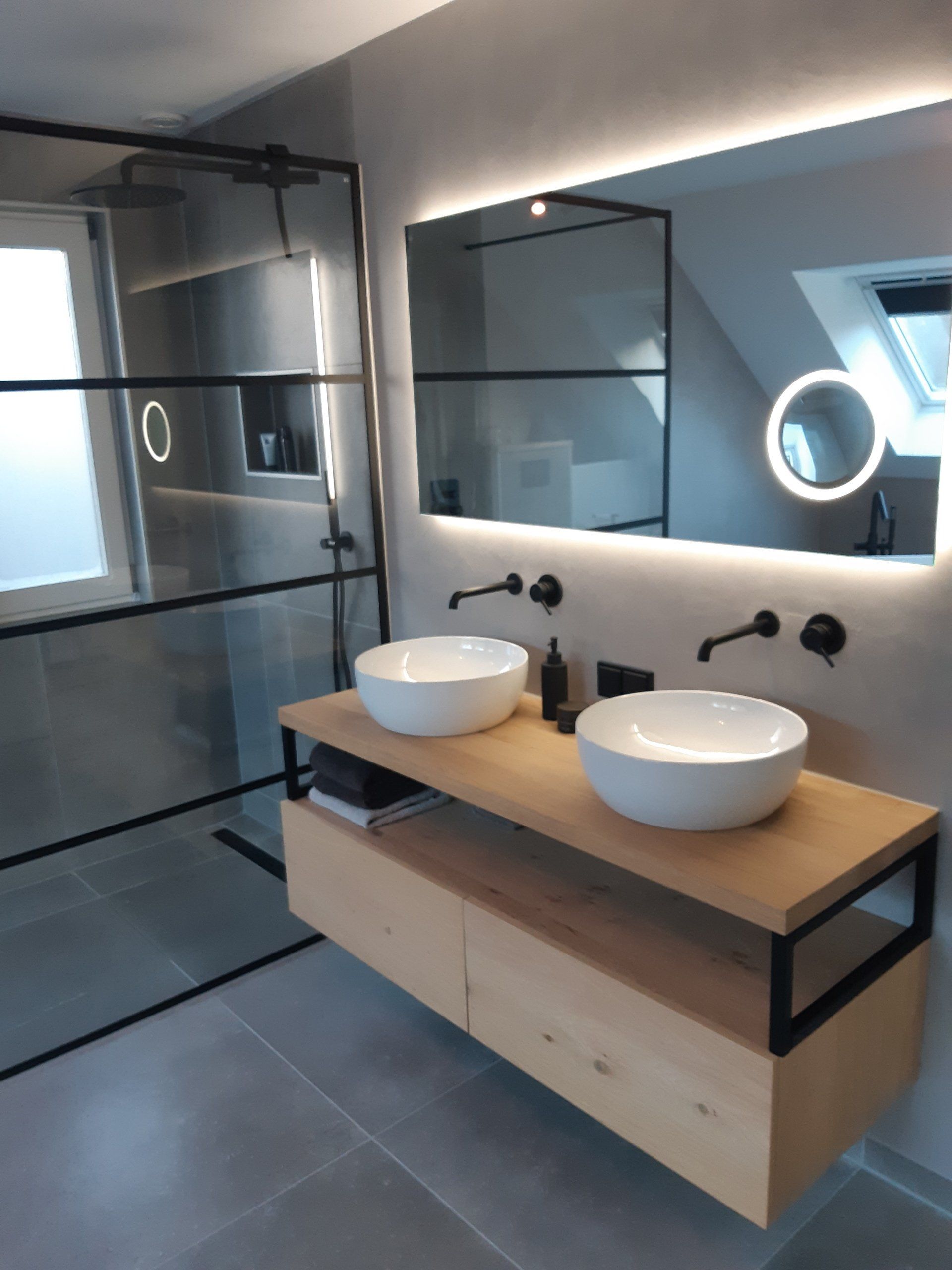 Eikenhouten wastafelmeubel met witte waskommen, op maat gemaakt