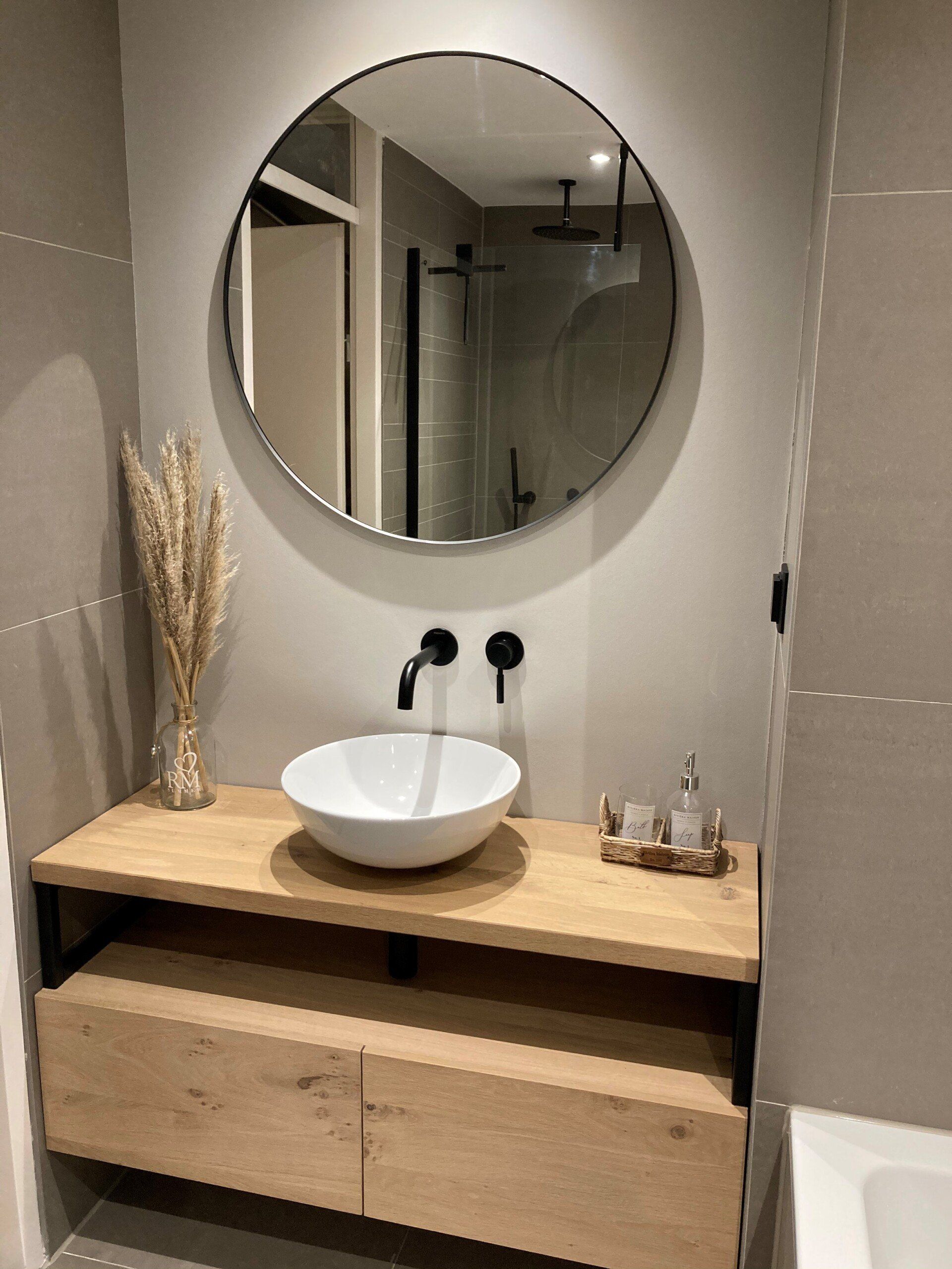 Rustiek eiken badkamermeubel op maat gemaakt. Door de stalen details en het robuuste hout ontstaat er een industrieel geheel.