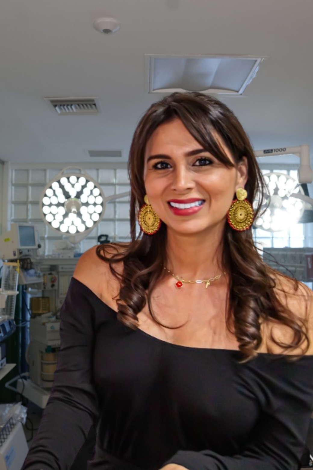 Médica especialista en salud capilar en consultorio moderno, sonriendo a cámara.