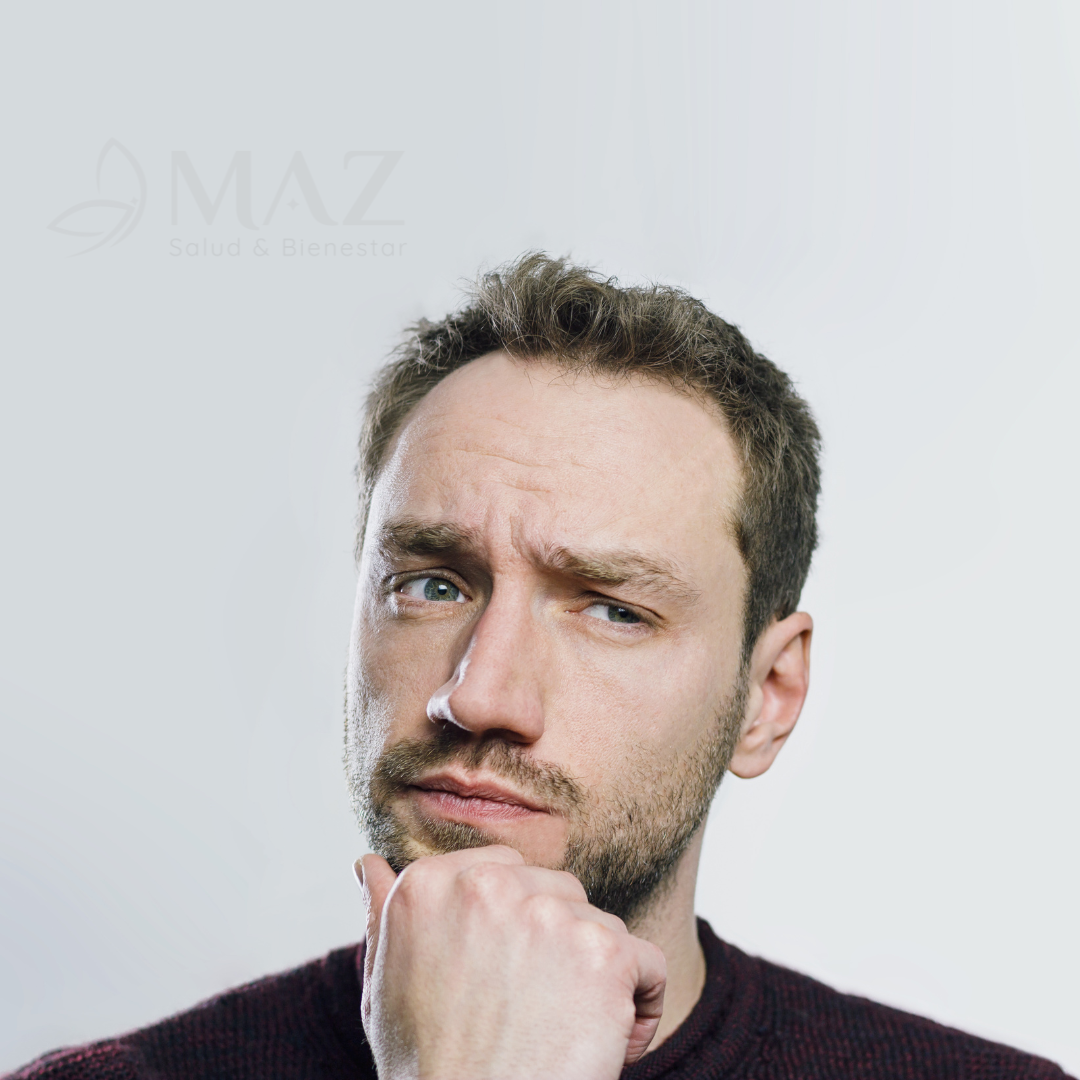 Hombre evaluando opciones de clínicas para implante capilar, clave para elegir un tratamiento seguro y personalizado.