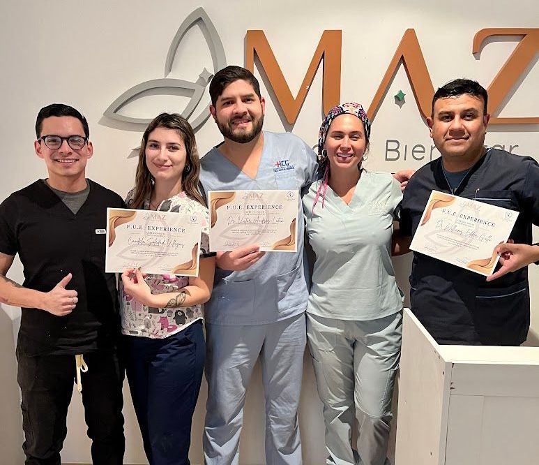 Alumnos certificados en curso de implante capilar en clínica MAZ Salud y Bienestar.