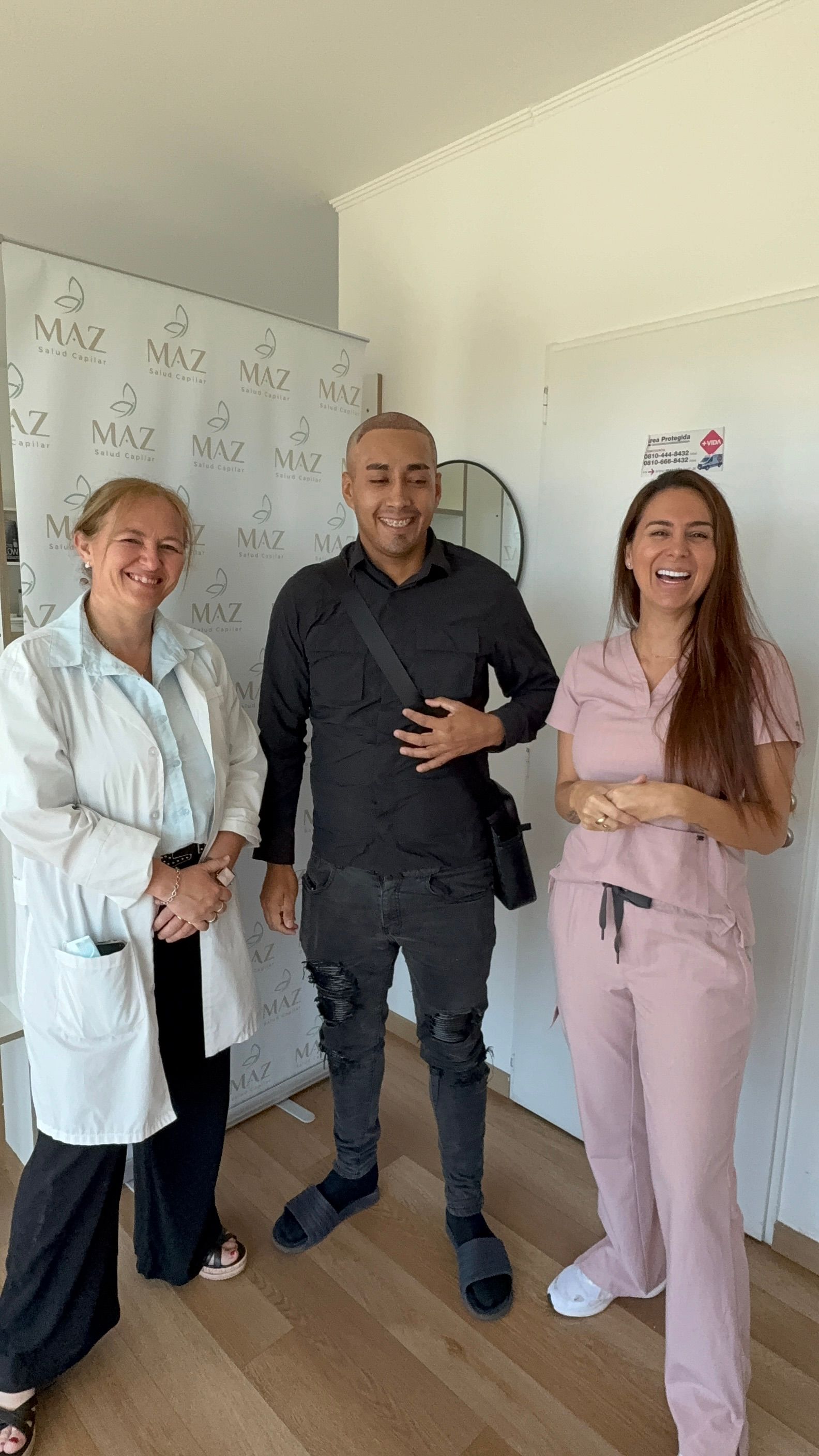 dra diana y dra carolina riendo junto al paciente post implante