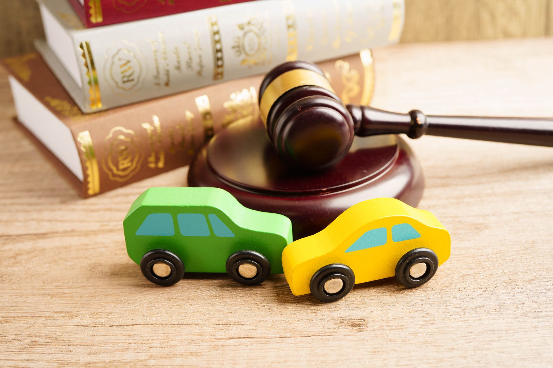 Toy cars and a gavel symbolizing a car accident attorney.