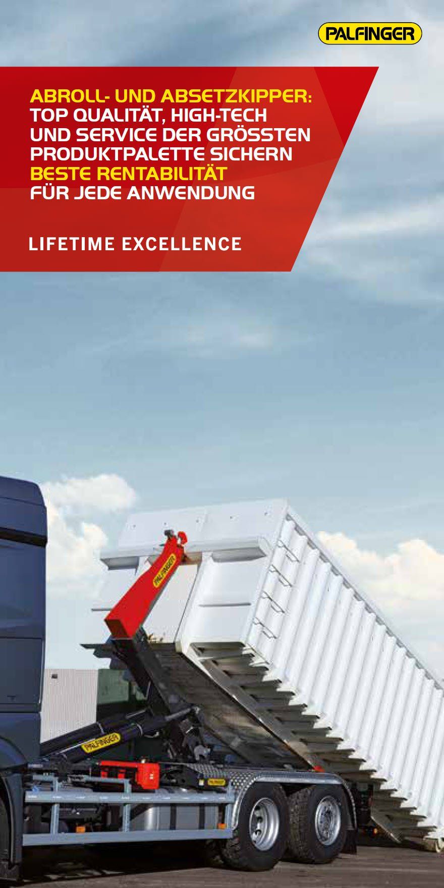 Ein LKW mit einem daran befestigten Kran fährt eine Straße entlang.