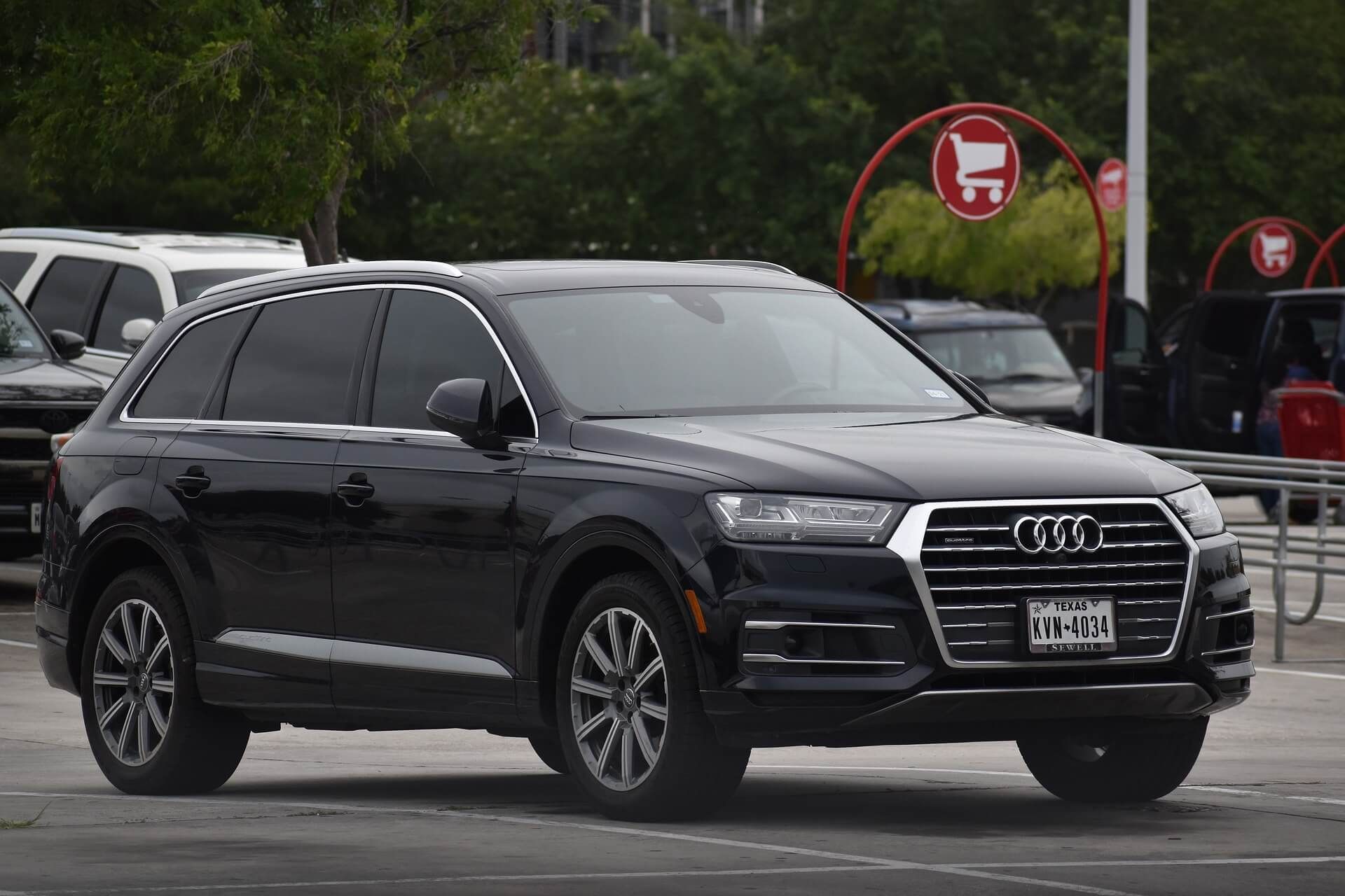 A black audi q7 is parked in a parking lot.