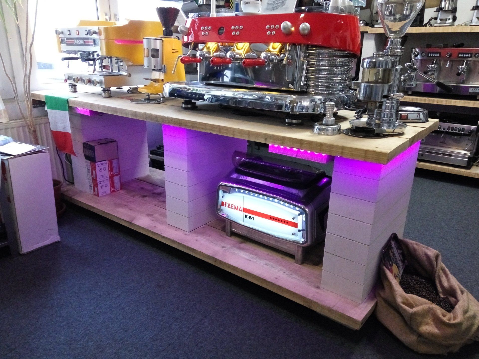 Ein Tisch mit vielen Kaffeemaschinen darauf