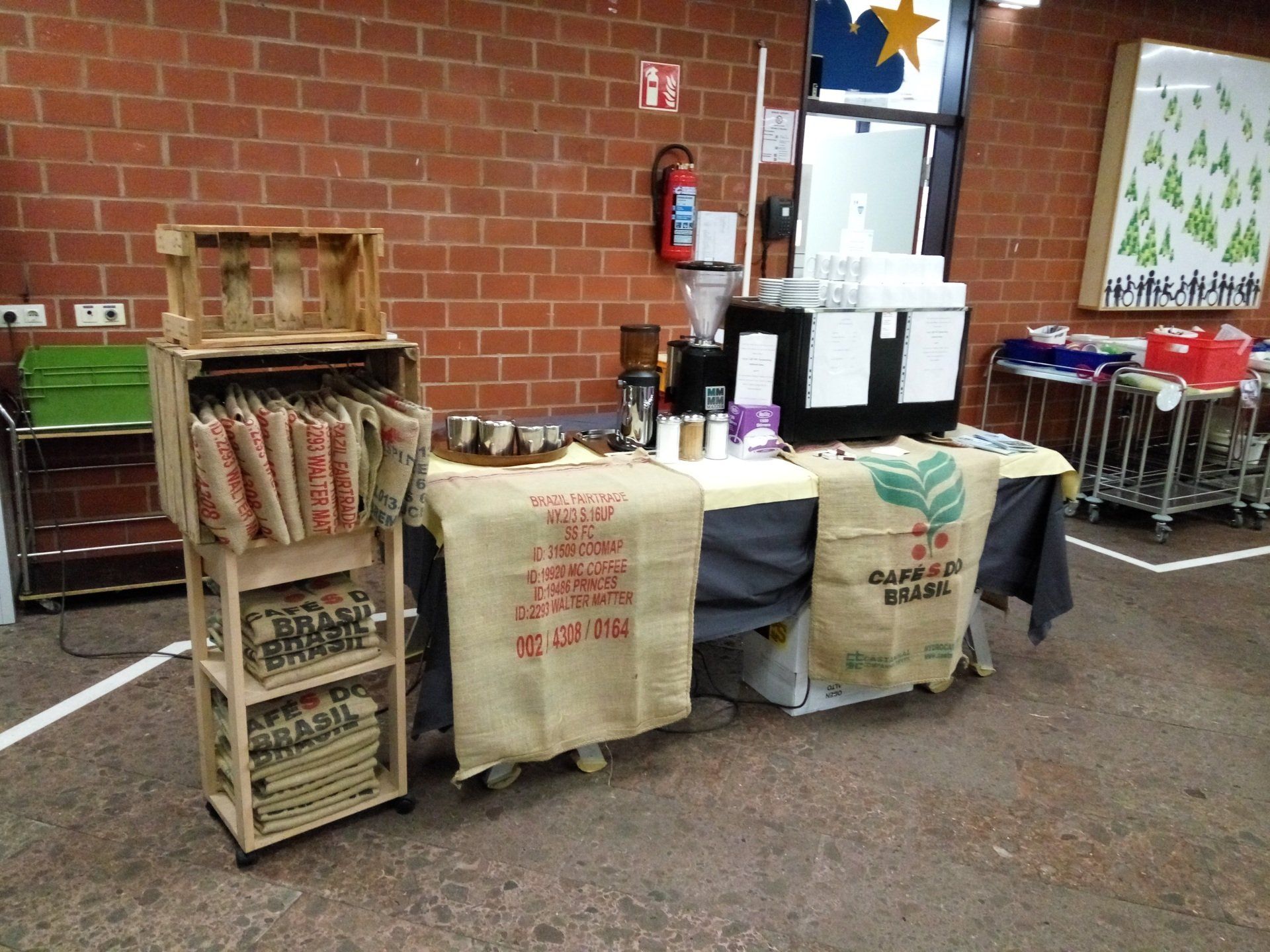 Ein Tisch in einem Raum mit einem Feuerlöscher an der Wand