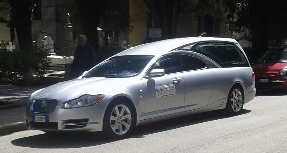 Carro funebre grigio