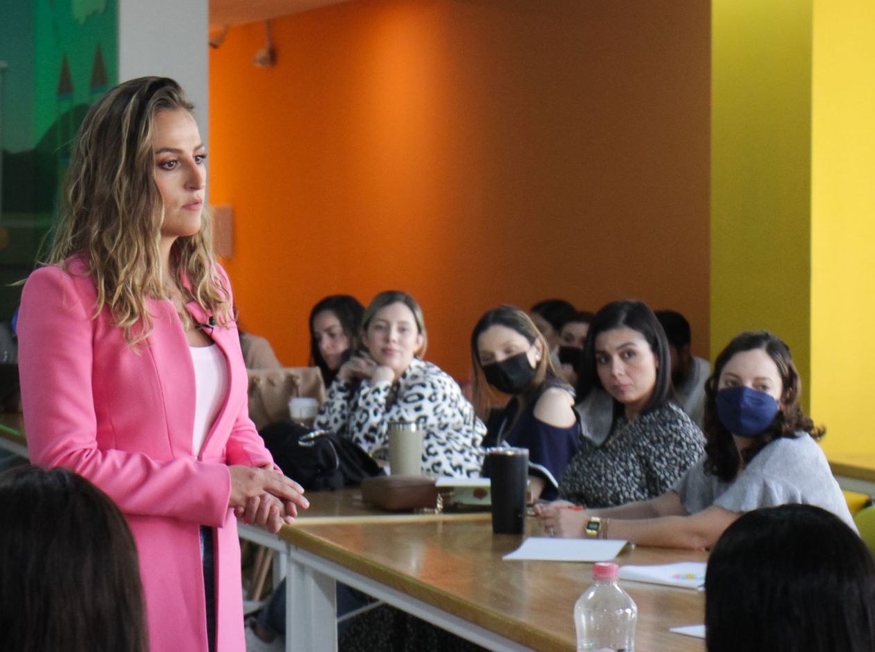 Conferencias para padres e insitutciones sobre control de esfínter, divorcio, el primer año de vida, berrinches, emociones