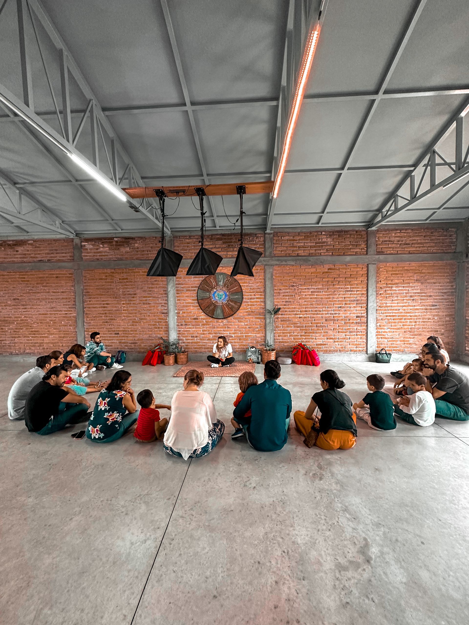 En el taller Mi Semáforo, se guía a los padres para que de forma lúdica enseñen a sus hijos sobre abuso sexual infantil