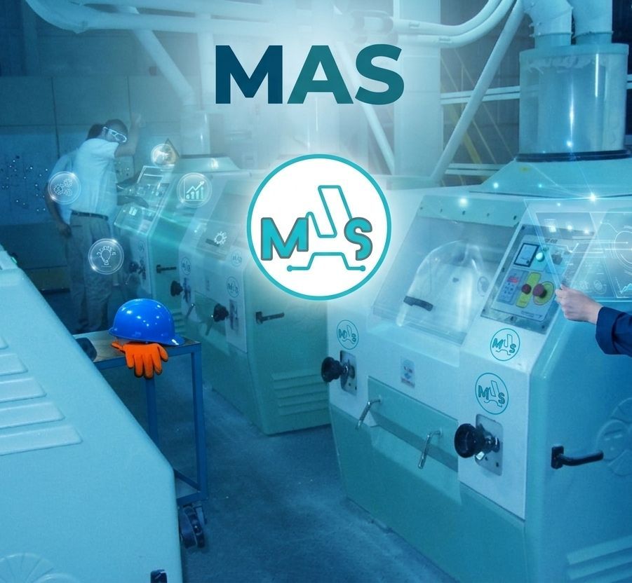 Persona que usa una computadora portátil con planos, casco y herramientas sobre un escritorio