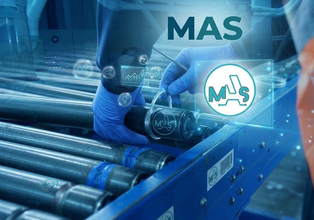 Trabajador electricista con chaleco de seguridad trabajando en equipos de una central eléctrica.