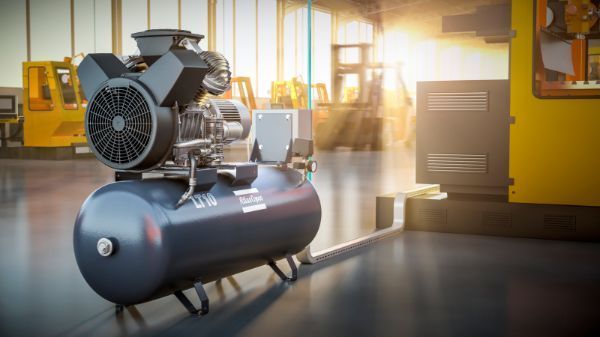 Manos masajeando la rodilla de una persona envuelta en un paño azul; en el interior.