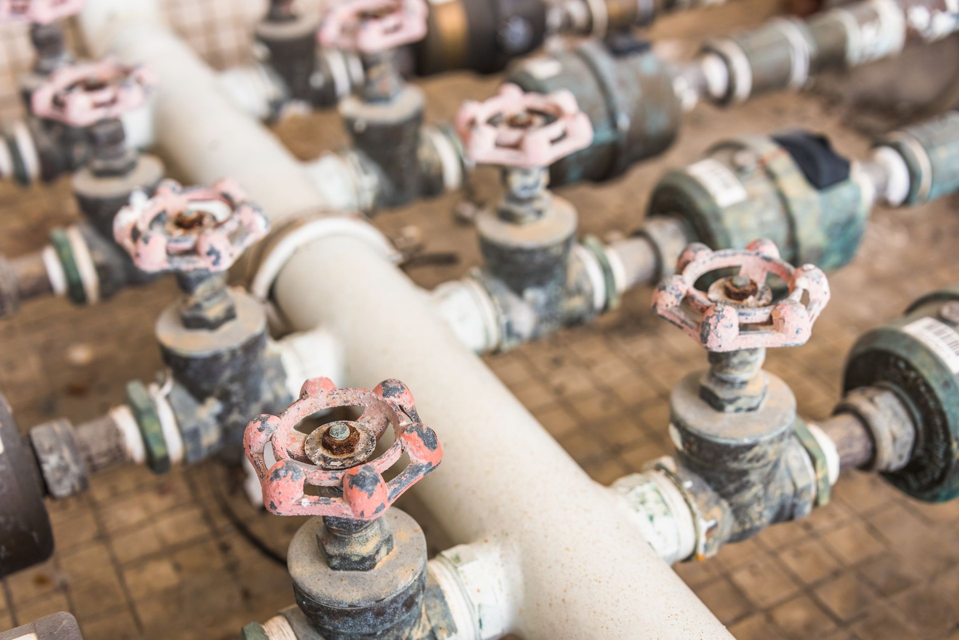 A close up of a bunch of pipes with valves on them.