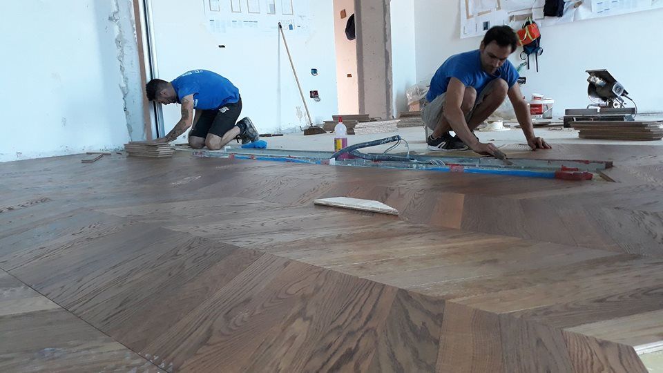 posatori di parquet all'opera