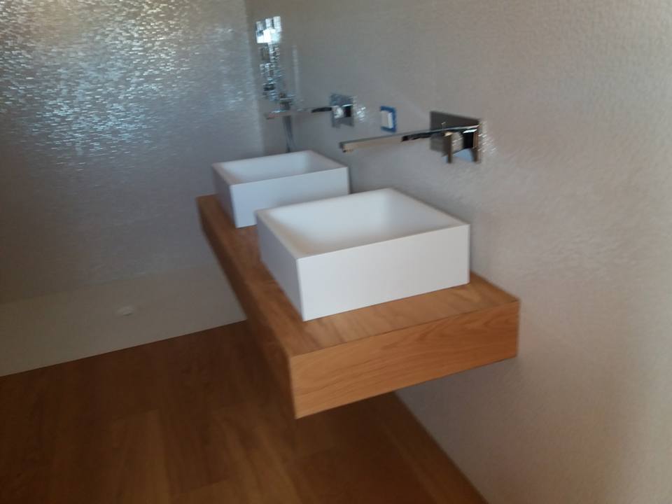 mobile bagno con inserti in legno