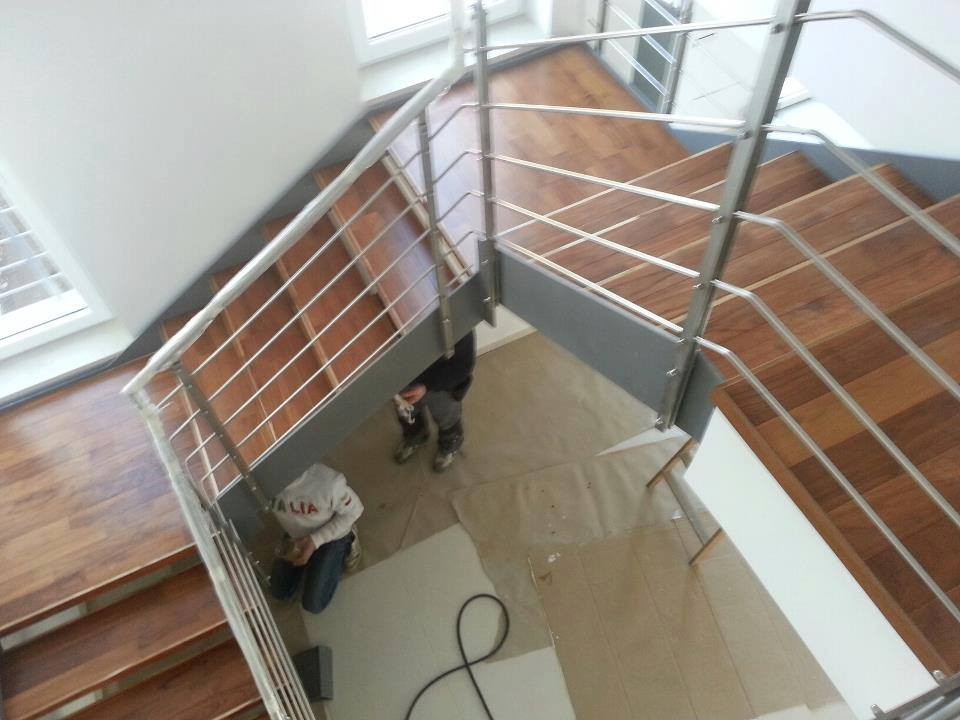 scala in legno con corrimano metallico