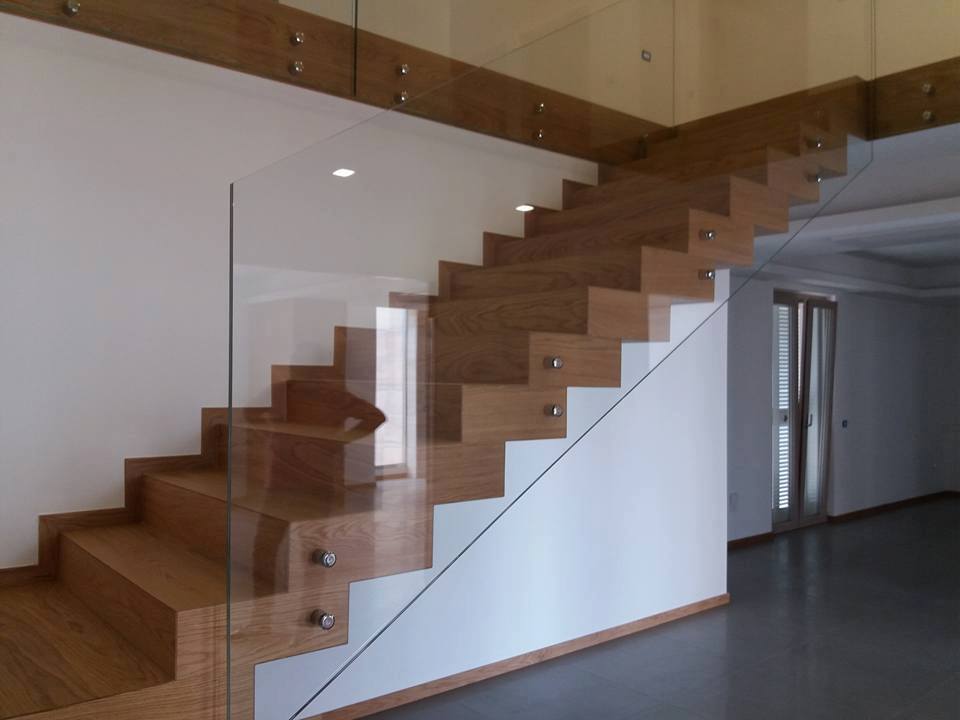 scala in legno con corrimano in vetro